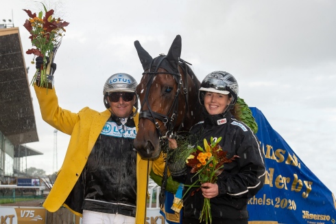 Hail Mary tillsammans med Robert Bergh och skötaren Charlotte Andersson efter segern i Svenskt Travderby. Foto av Mikael Rosenquist TR Bild